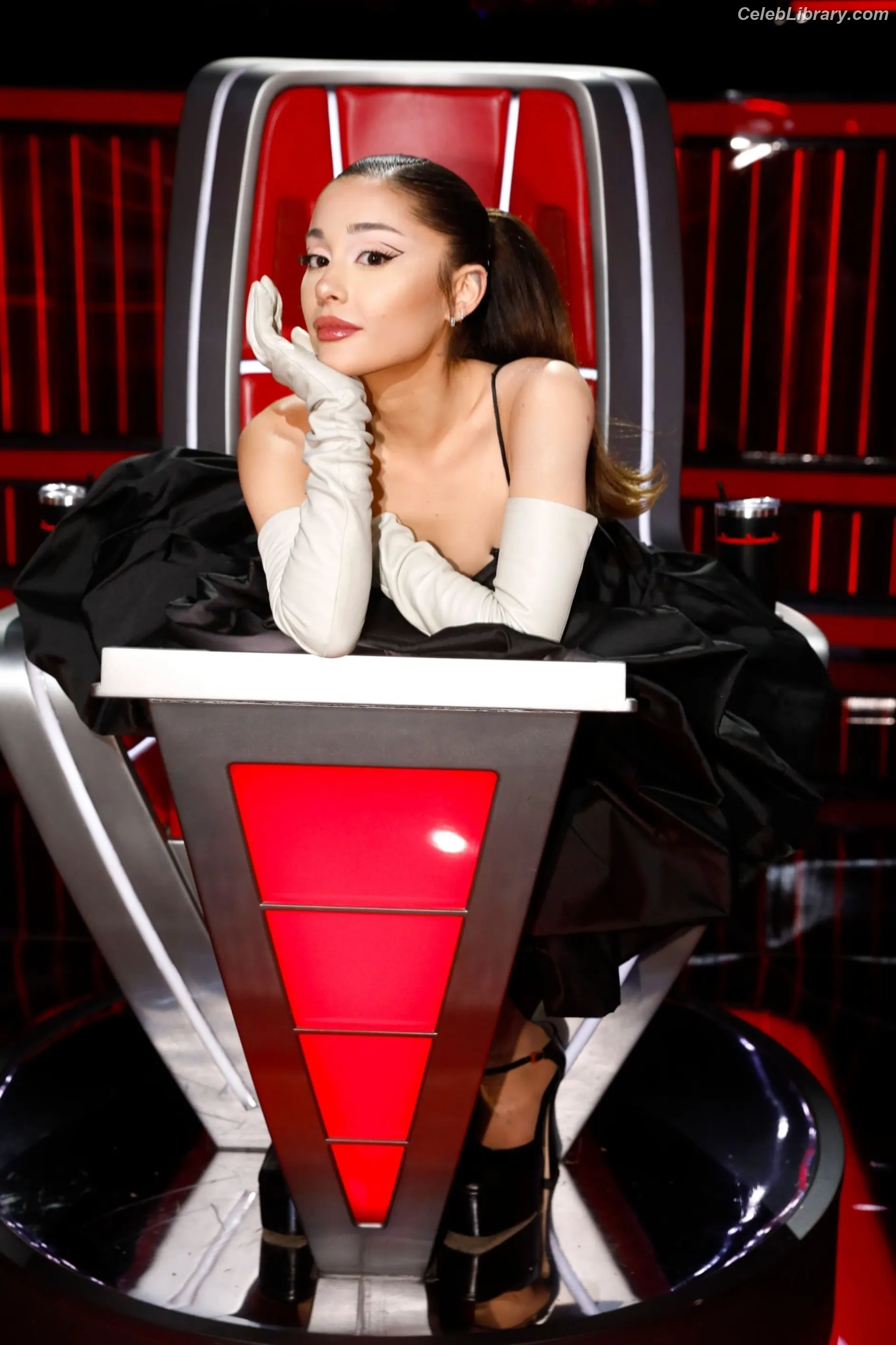 Ariana Grande photo 5 of 3117