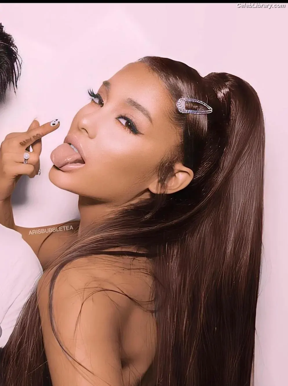Ariana Grande photo 2 of 3117