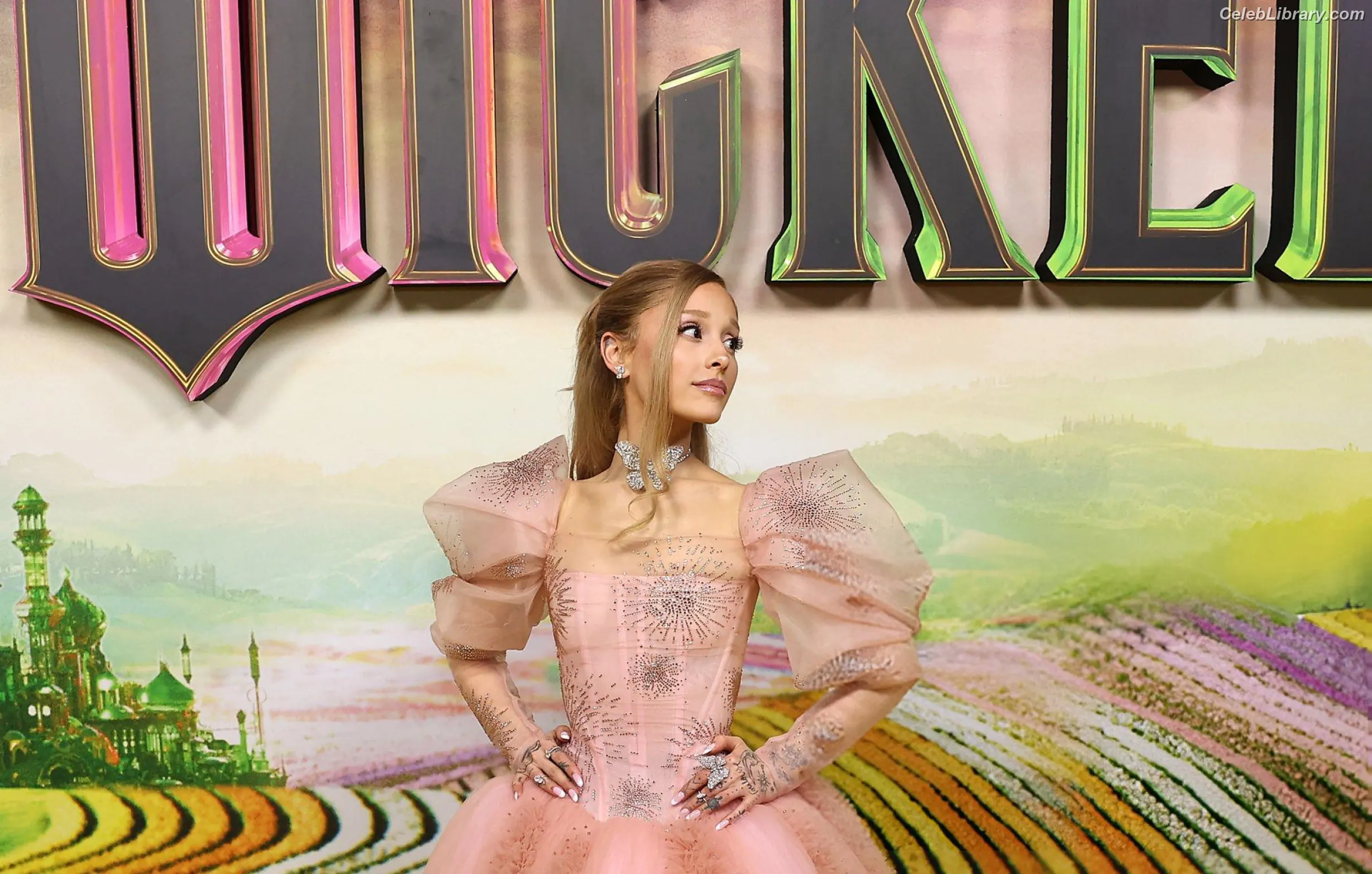 Ariana Grande photo 8 of 3117