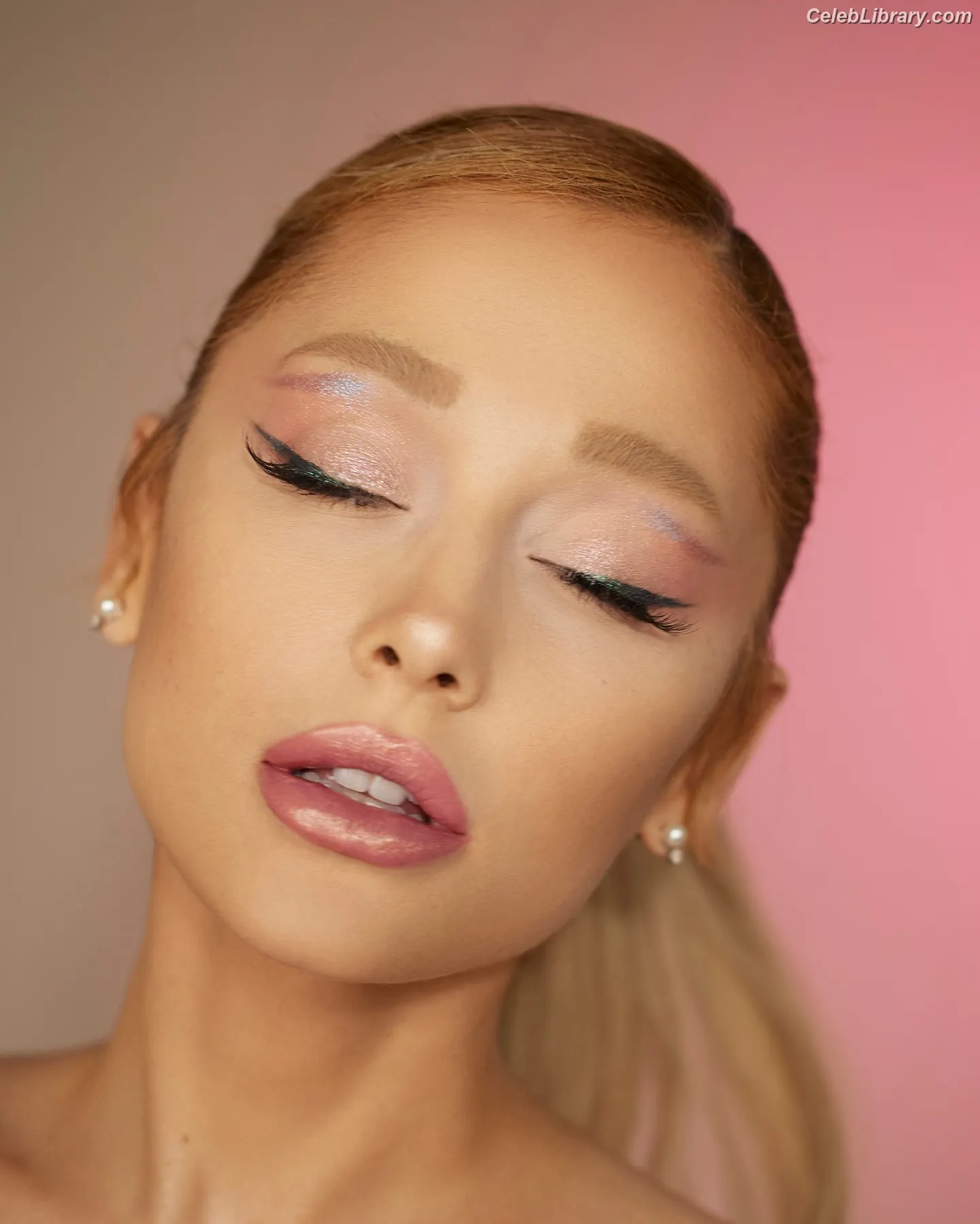 Ariana Grande photo 16 of 3117