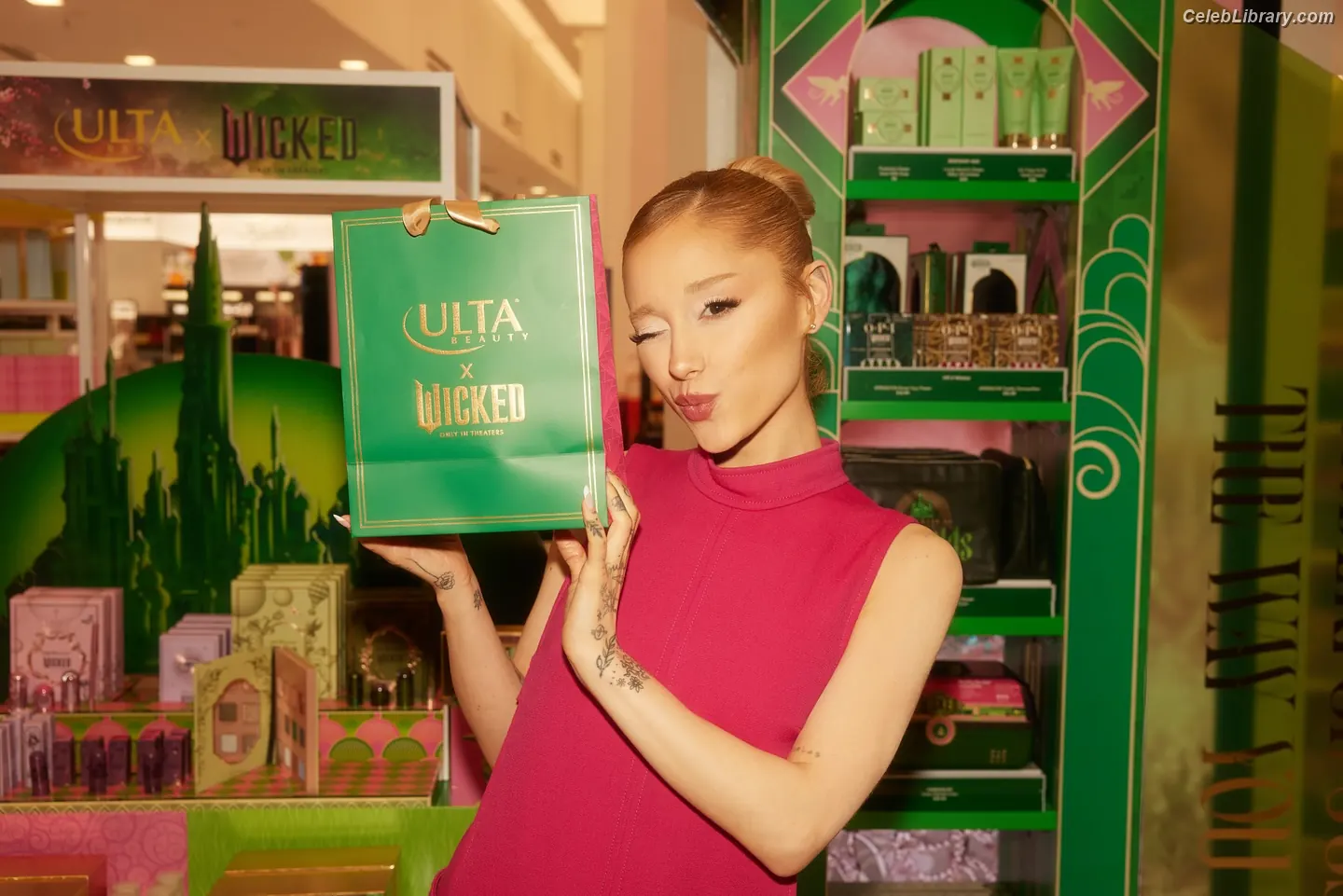 Ariana Grande photo 23 of 3117