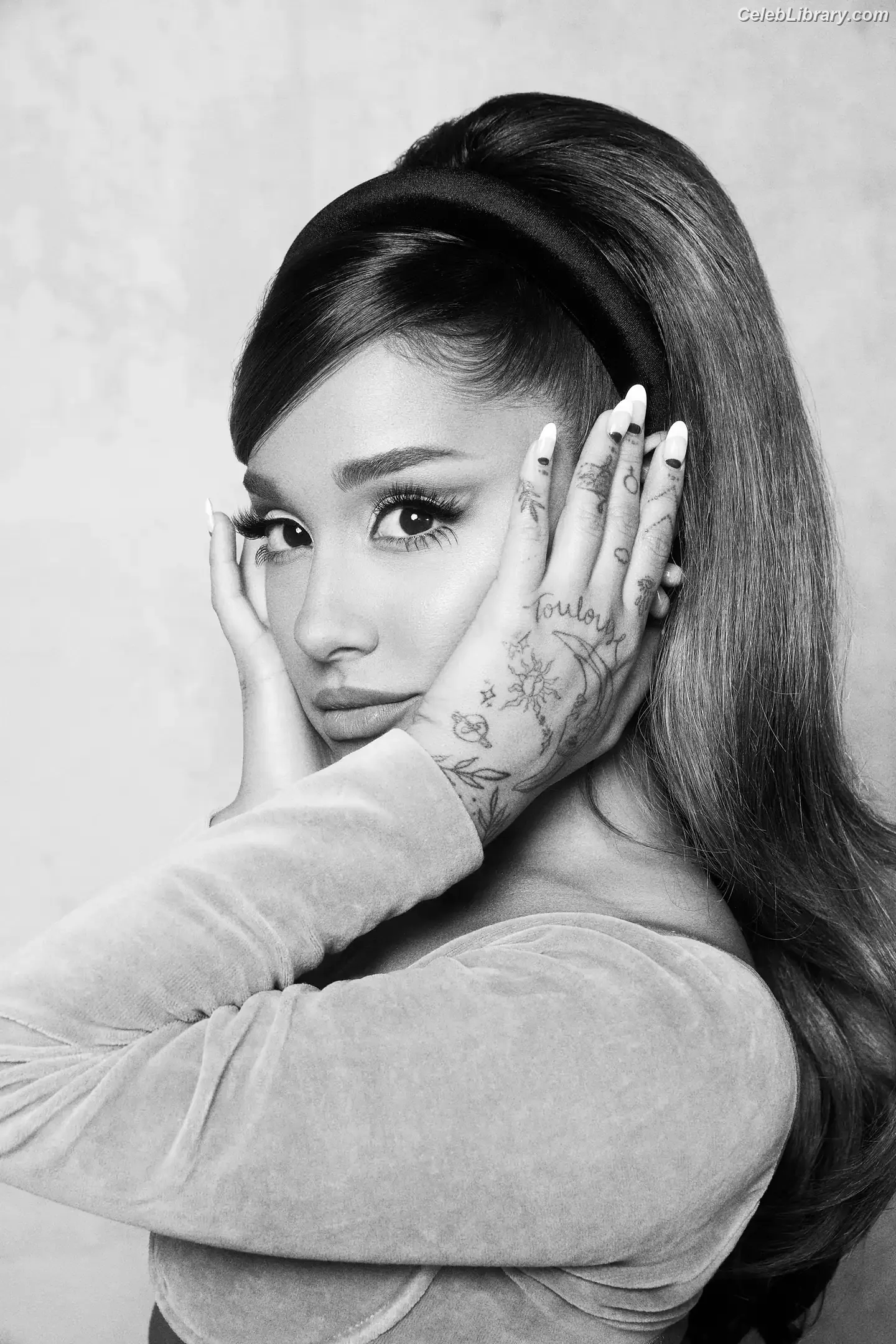 Ariana Grande photo 3 of 3117