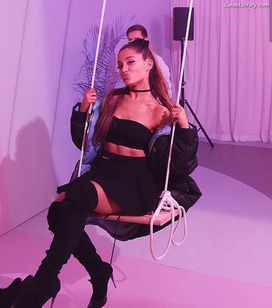 Ariana Grande photo 6 of 3117