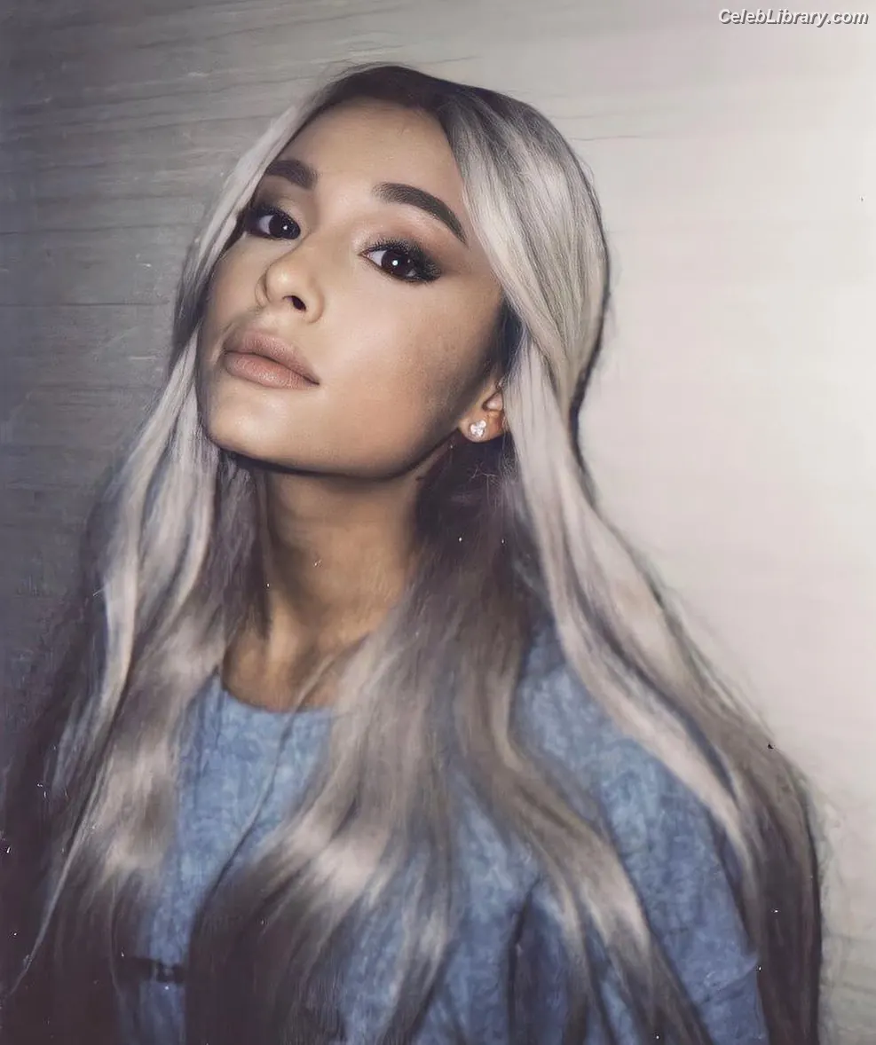 Ariana Grande photo 7 of 3117