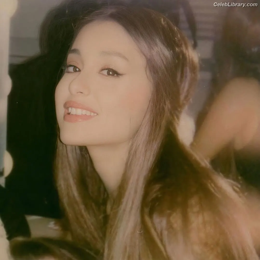 Ariana Grande photo 12 of 3117