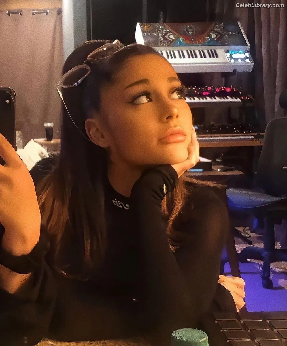 Ariana Grande photo 14 of 3117