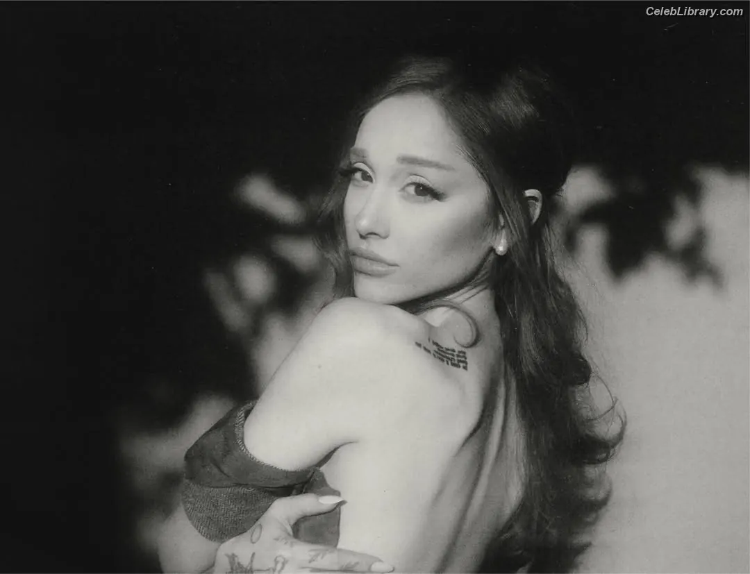 Ariana Grande photo 2 of 3117