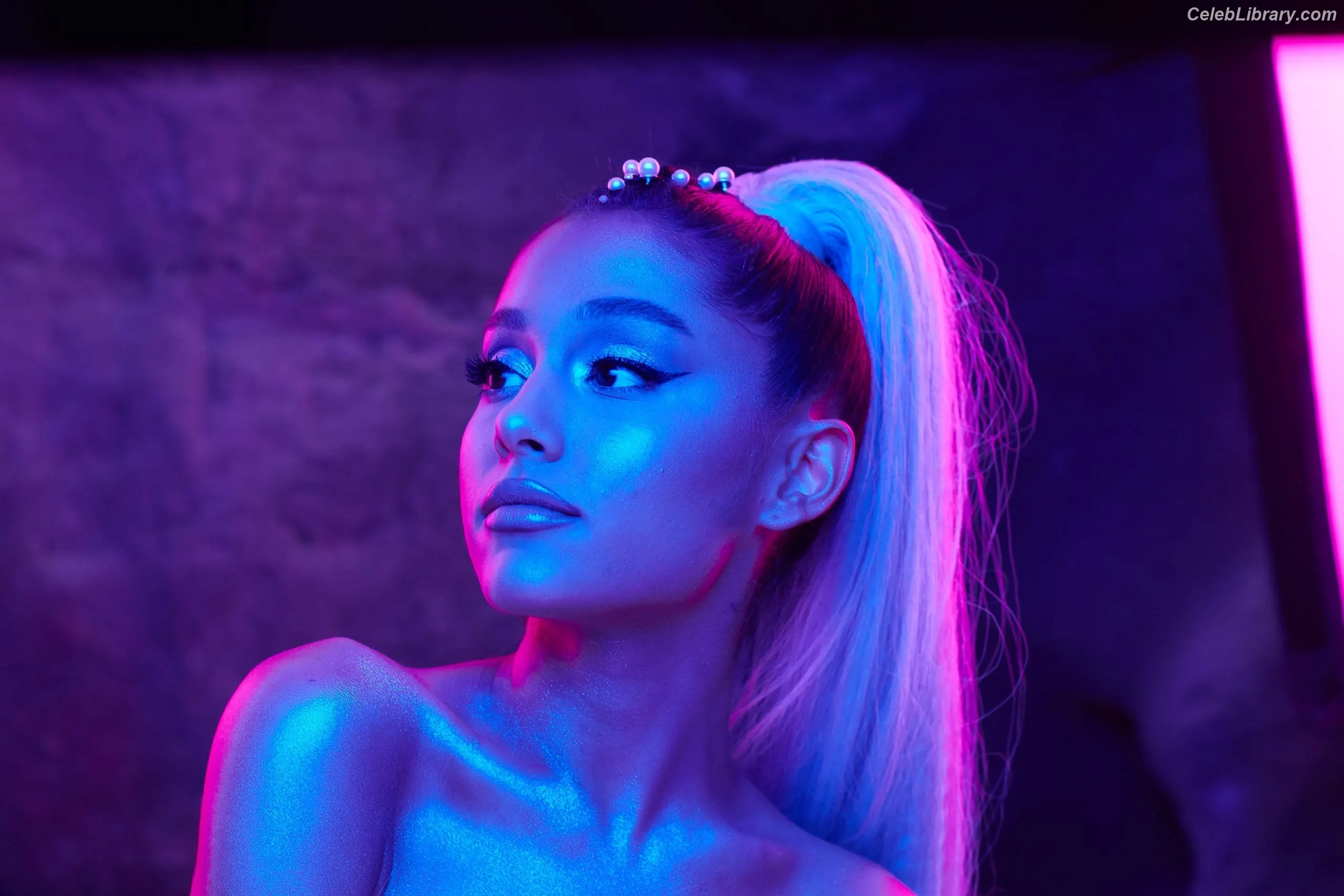 Ariana Grande photo 4 of 3117