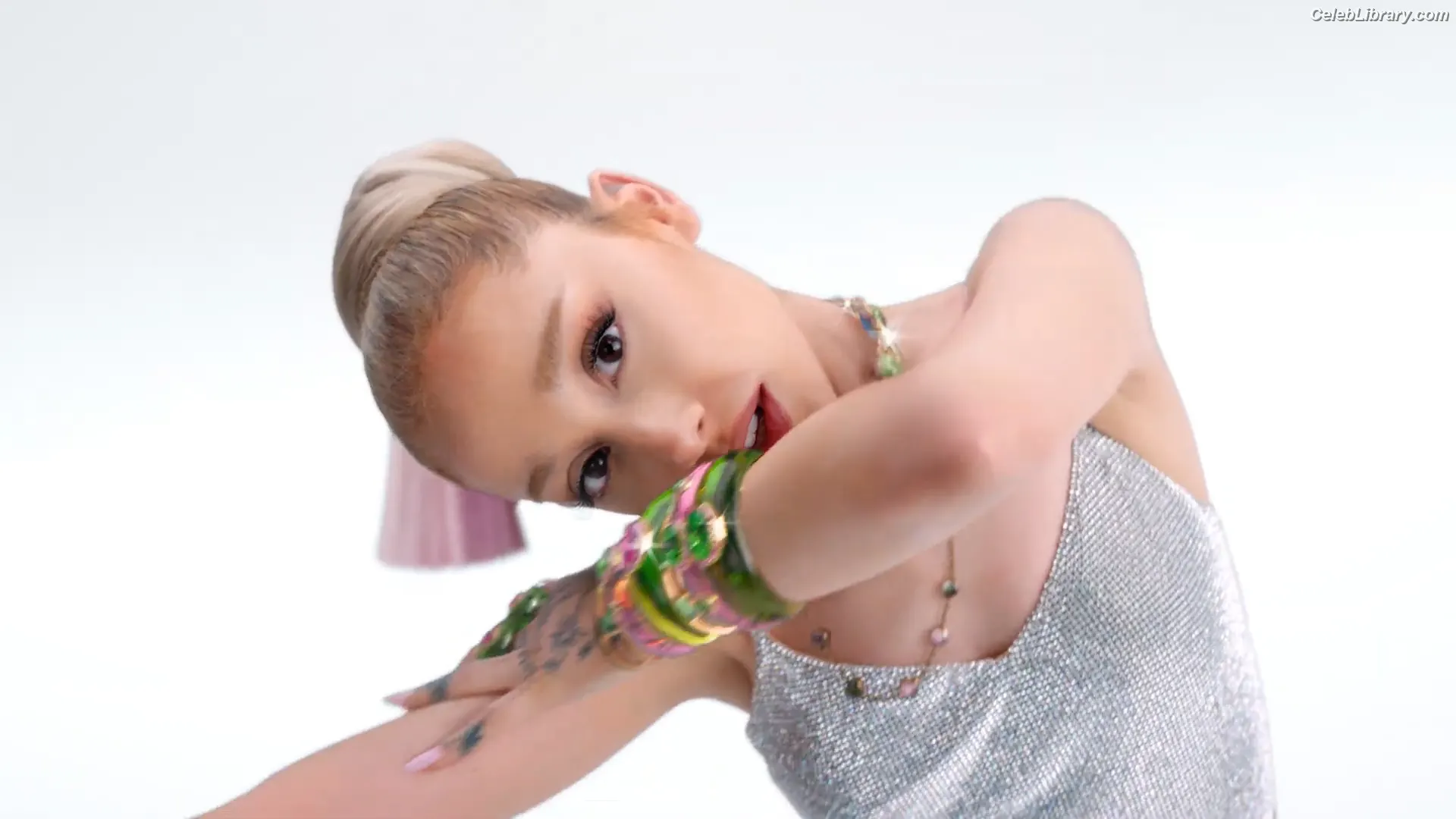 Ariana Grande photo 8 of 3117
