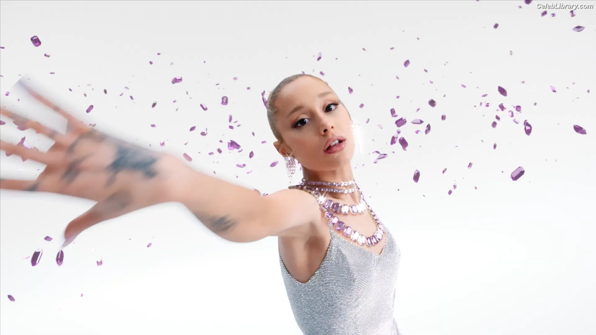 Ariana Grande photo 17 of 3117
