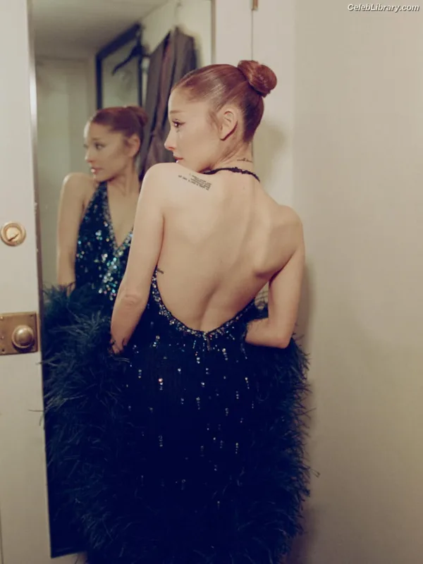 Ariana Grande photo 1 of 3118