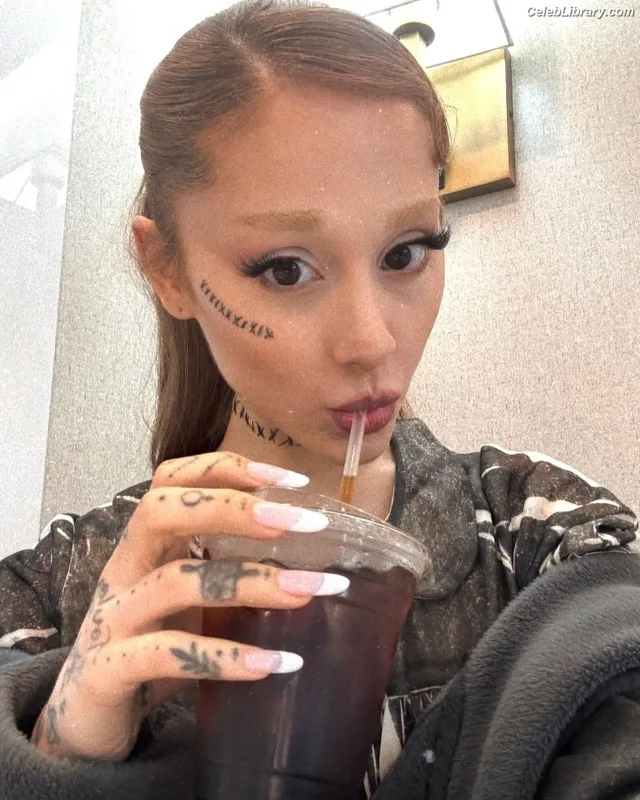 Ariana Grande photo 2 of 3118