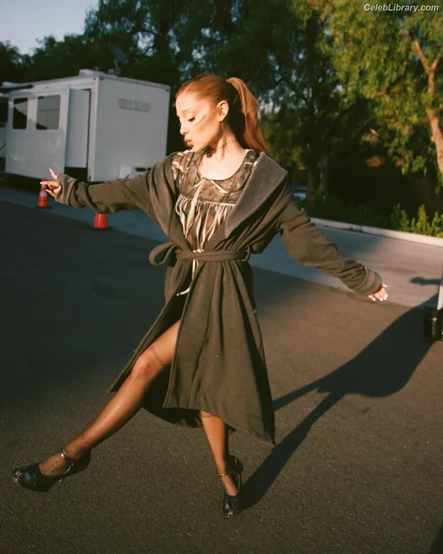 Ariana Grande photo 4 of 3118
