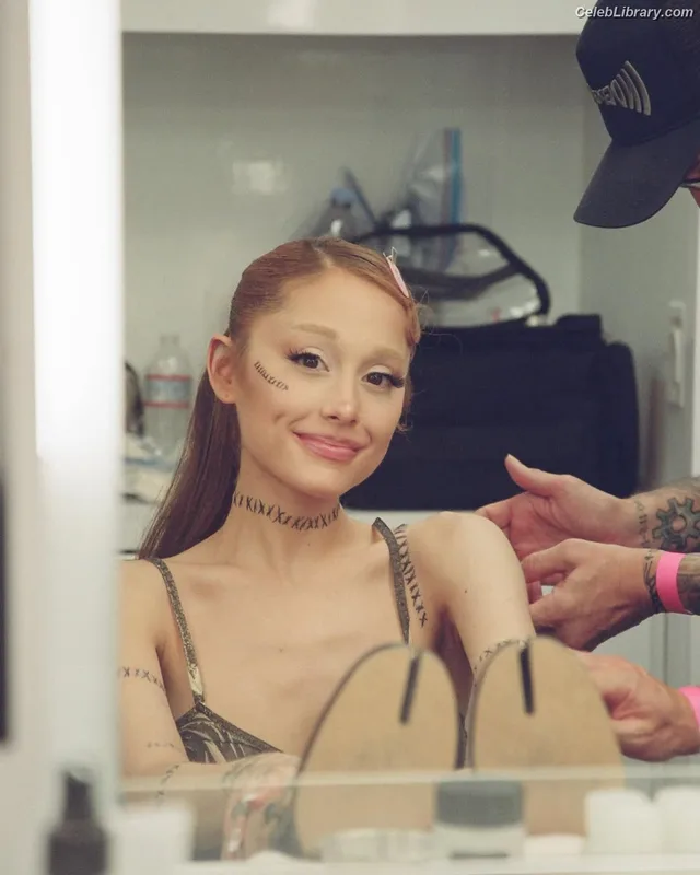Ariana Grande photo 5 of 3118