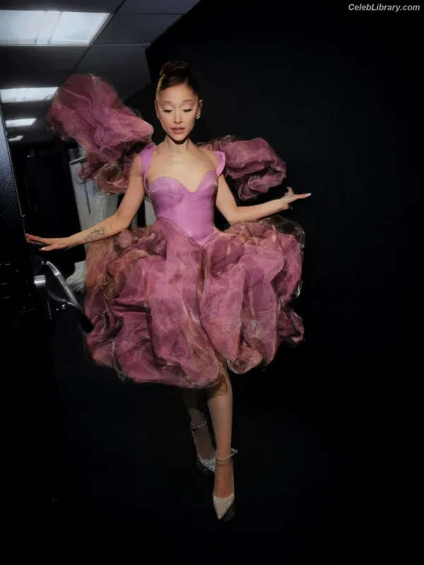 Ariana Grande photo 8 of 3118