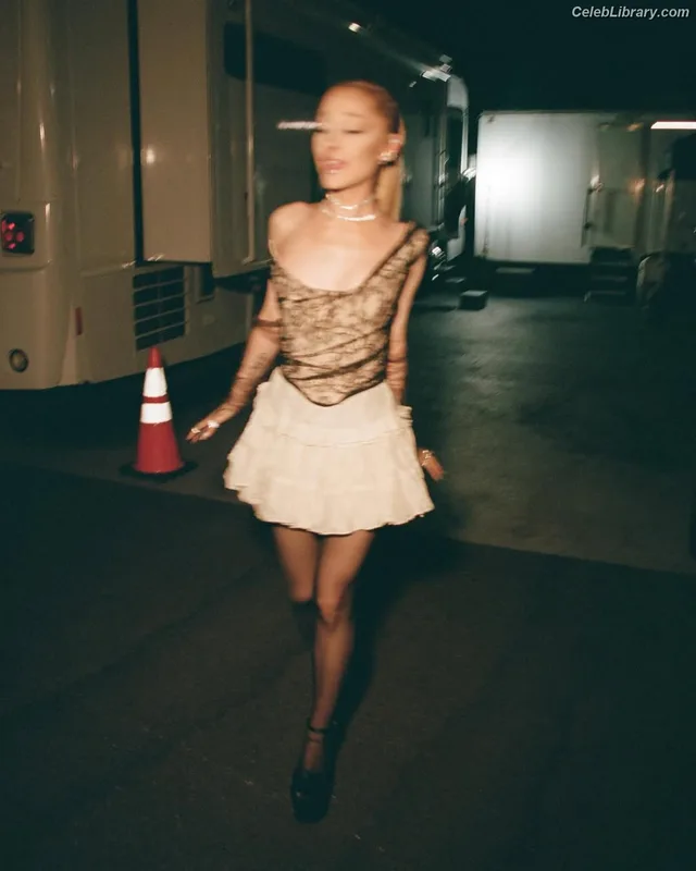 Ariana Grande photo 12 of 3118