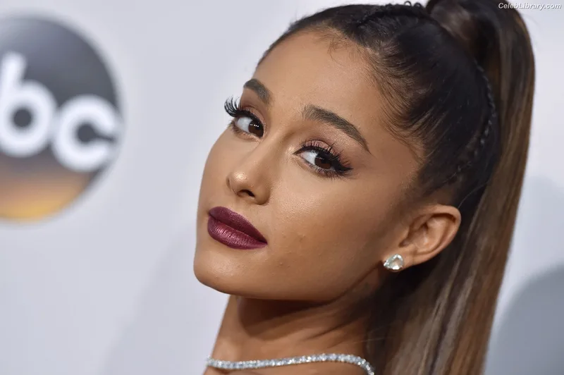 Ariana Grande photo 23 of 3118
