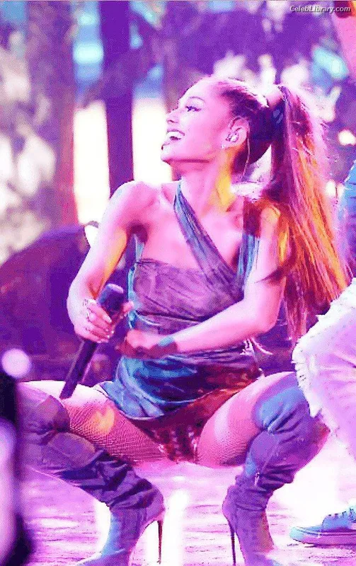 Ariana Grande photo 1 of 3118