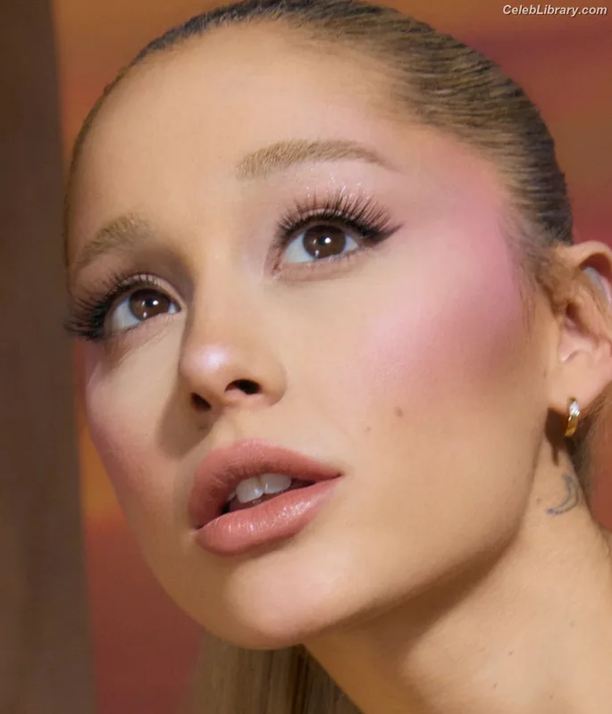 Ariana Grande photo 5 of 3118