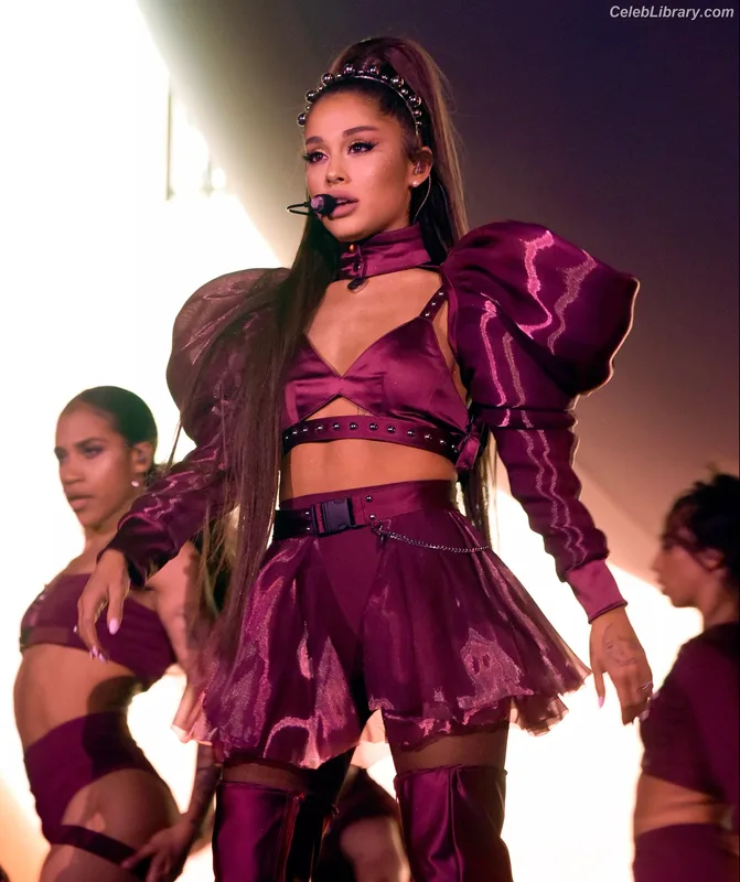 Ariana Grande photo 8 of 3118
