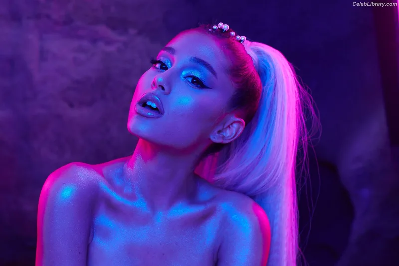 Ariana Grande photo 10 of 3118