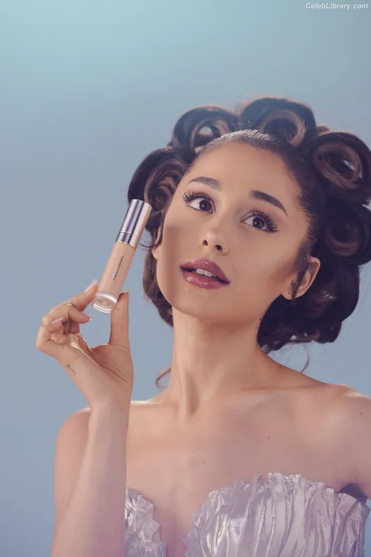 Ariana Grande photo 12 of 3118