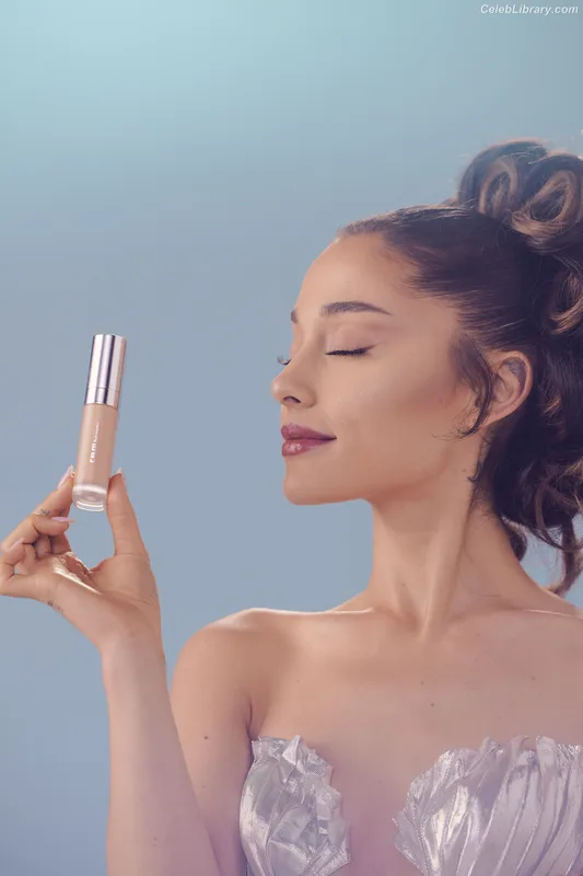 Ariana Grande photo 13 of 3118