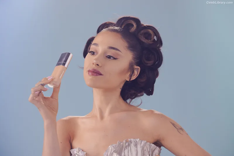 Ariana Grande photo 16 of 3118