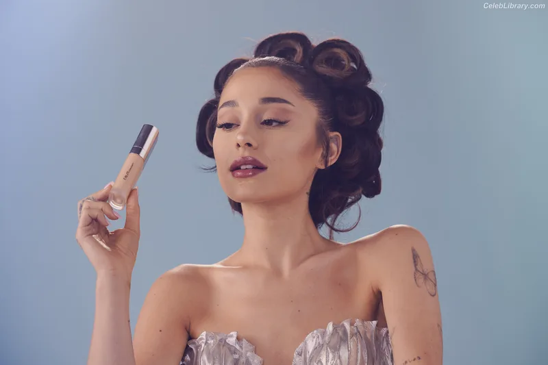 Ariana Grande photo 17 of 3118