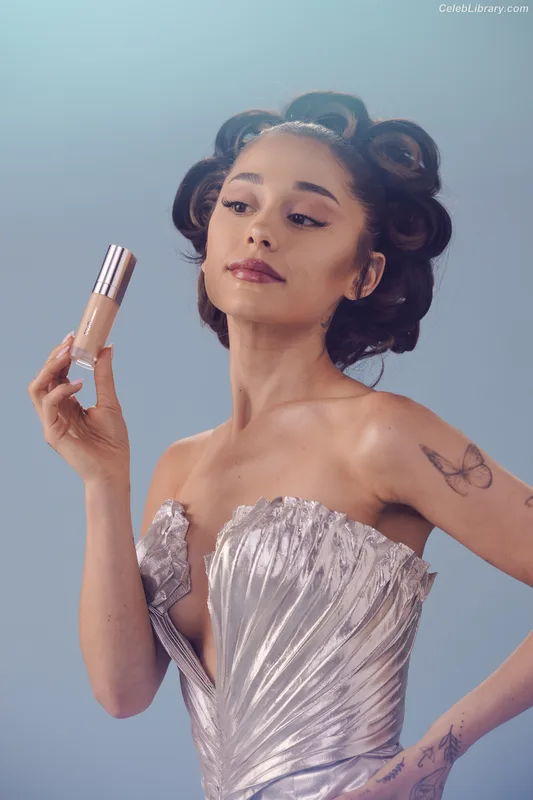 Ariana Grande photo 19 of 3118