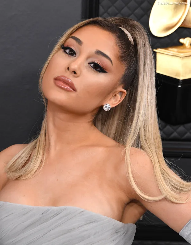 Ariana Grande photo 1 of 3118