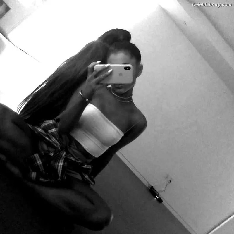 Ariana Grande photo 3 of 3118