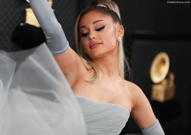 Ariana Grande photo 4 of 3118