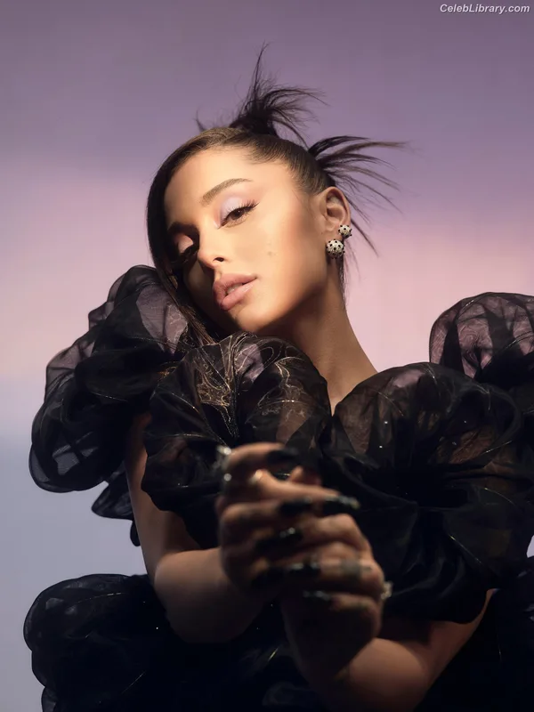 Ariana Grande photo 5 of 3118