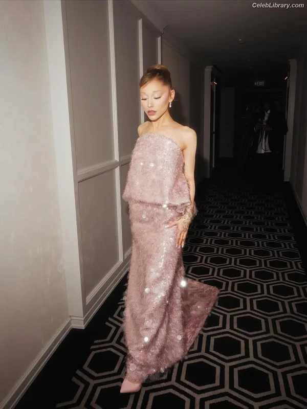 Ariana Grande photo 18 of 3118