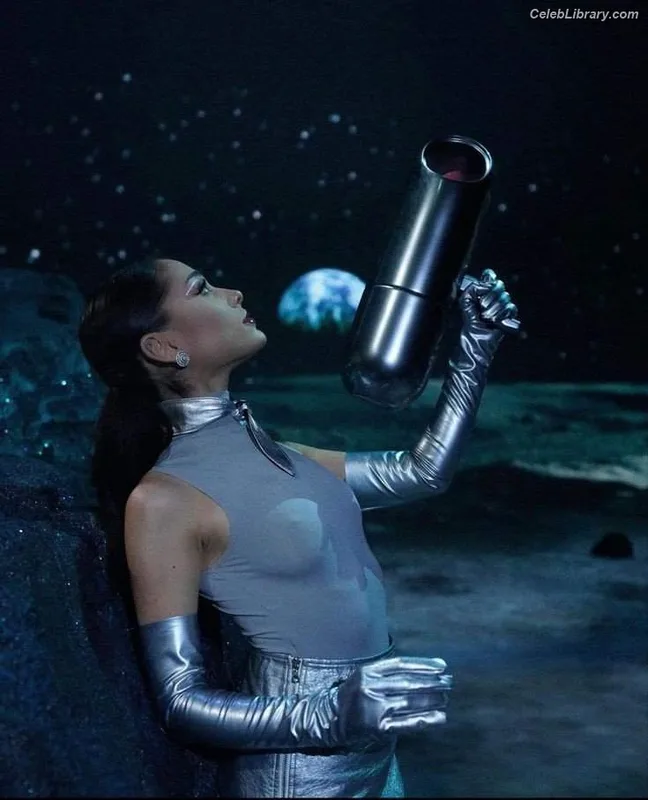 Ariana Grande photo 24 of 3118