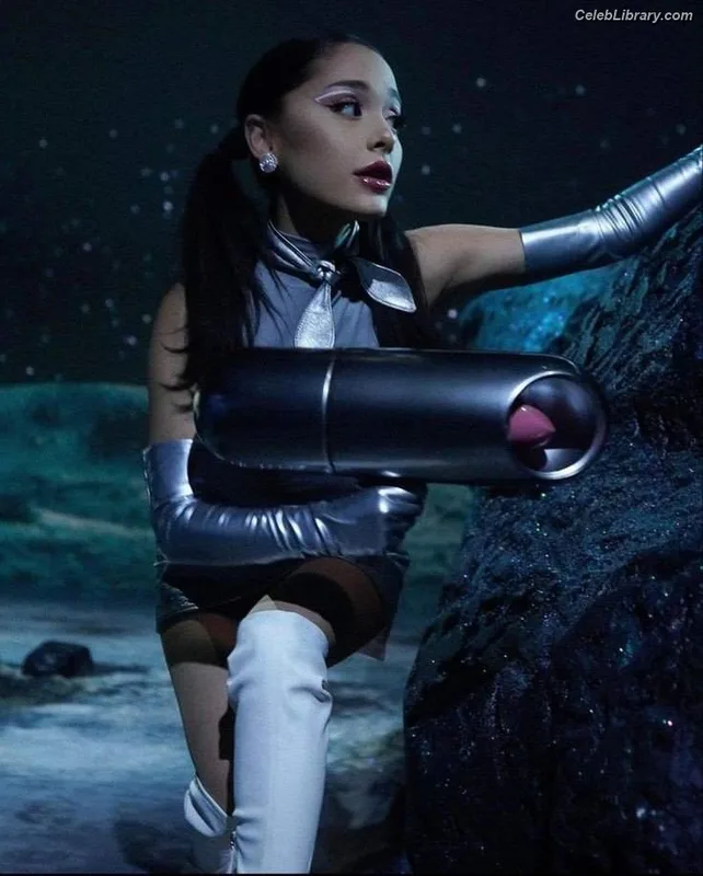 Ariana Grande photo 2 of 3118