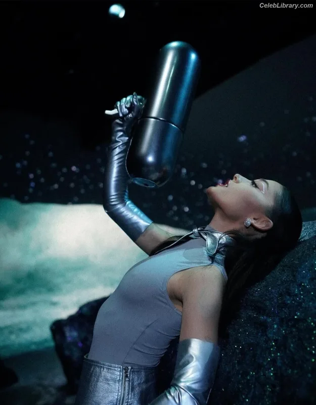 Ariana Grande photo 6 of 3118