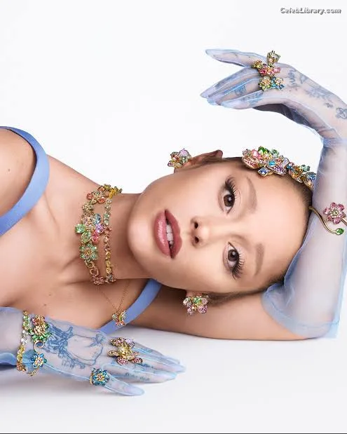 Ariana Grande photo 9 of 3118