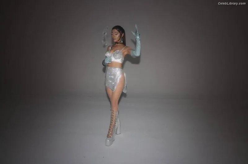 Ariana Grande photo 13 of 3118