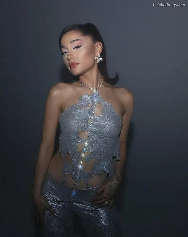Ariana Grande photo 17 of 3118