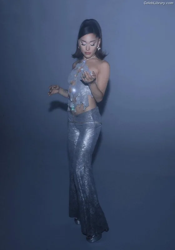 Ariana Grande photo 19 of 3118