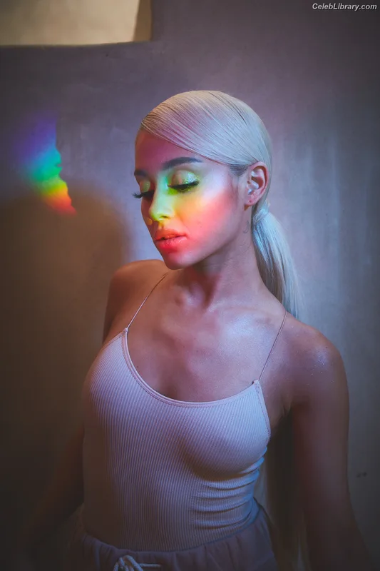 Ariana Grande photo 21 of 3118