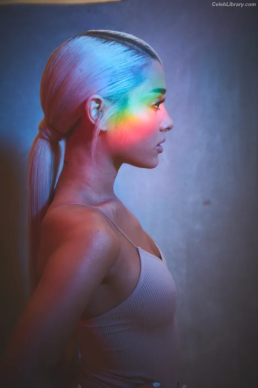 Ariana Grande photo 22 of 3118