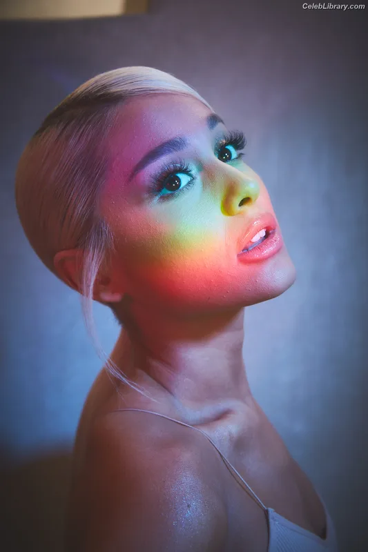 Ariana Grande photo 24 of 3118