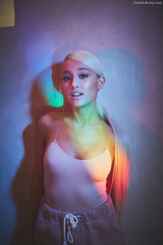 Ariana Grande photo 1 of 3118