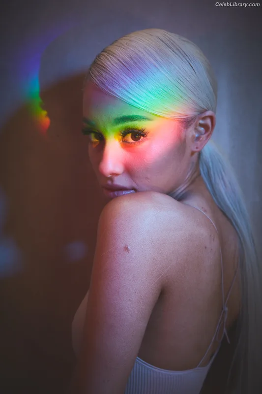 Ariana Grande photo 2 of 3118