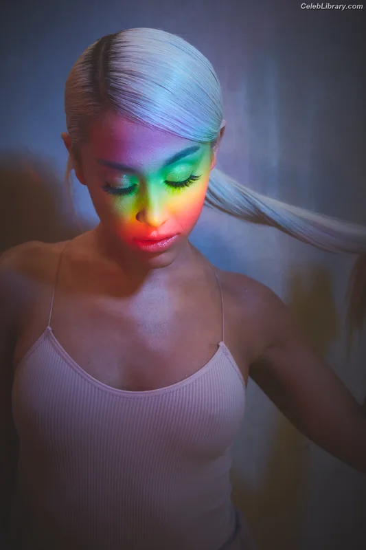 Ariana Grande photo 3 of 3118