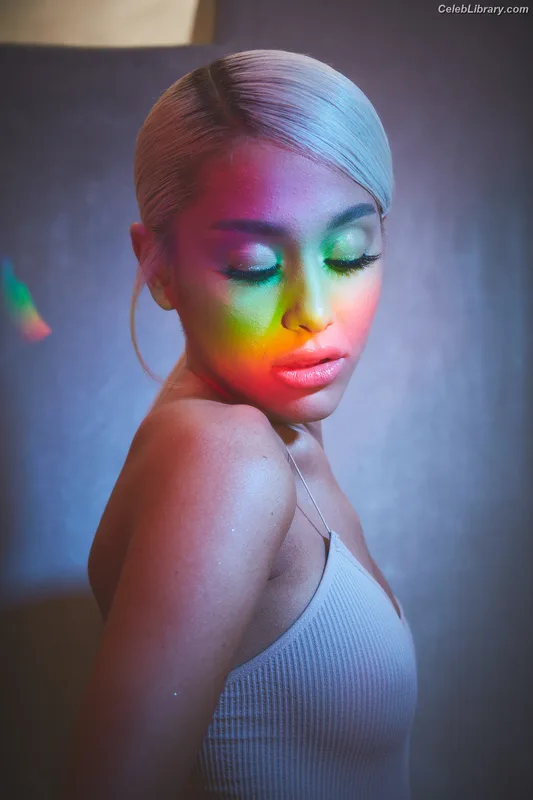 Ariana Grande photo 4 of 3118