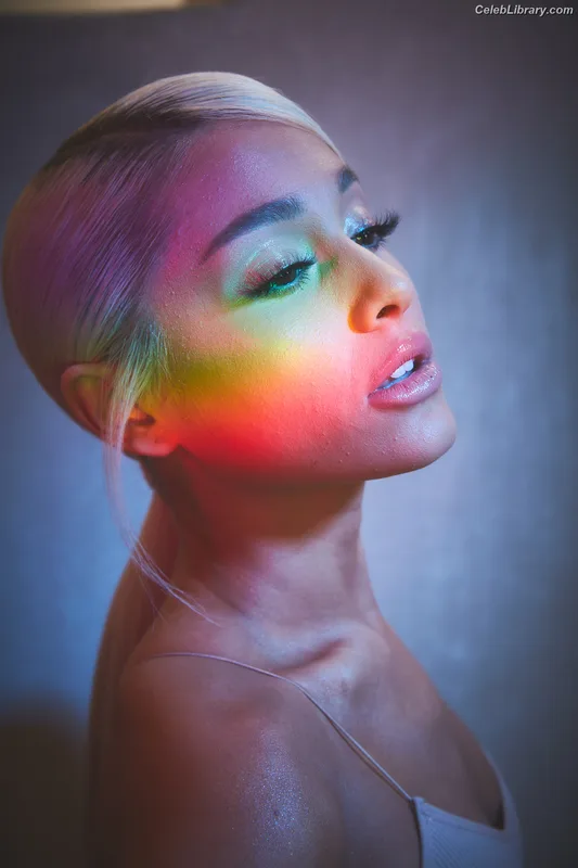 Ariana Grande photo 5 of 3118